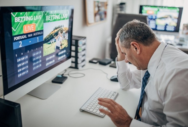 En man försöker leva på sportsbetting